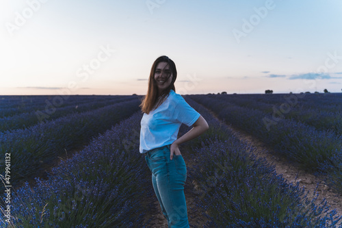 Obraz na płótnie young brunette woman smile in lavender field w salonie