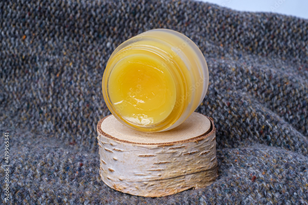 Lanolin mit Wollkleidung Lanolin mit Wollkleidung