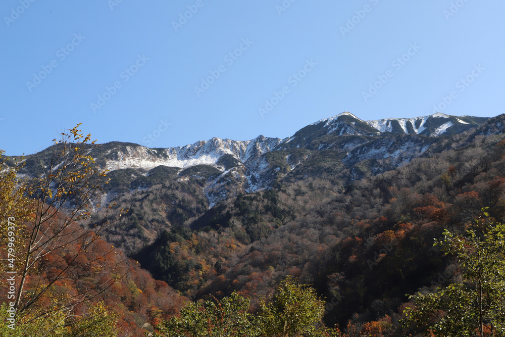 白山登山口・別当出合の紅葉と雪化粧の山並み(石川県白山市) 白山登山口・別当出合の紅葉と雪化粧の山並み(石川県白山市)