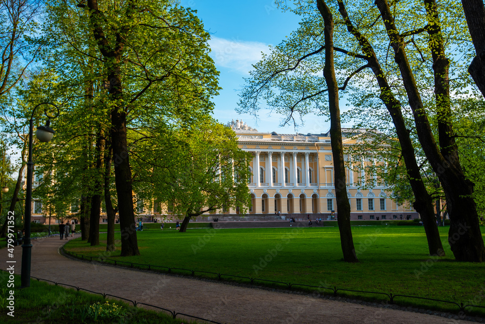Obraz premium Russia. Petersburg. Russian Museum. City park with green grass and trees near famous State Russian Museum (Mikhailovsky Palace).
