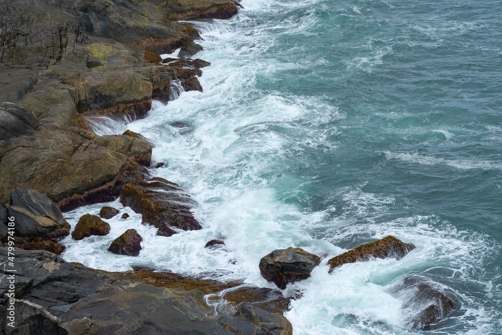 Fototapeta premium Waves crashing on rocks