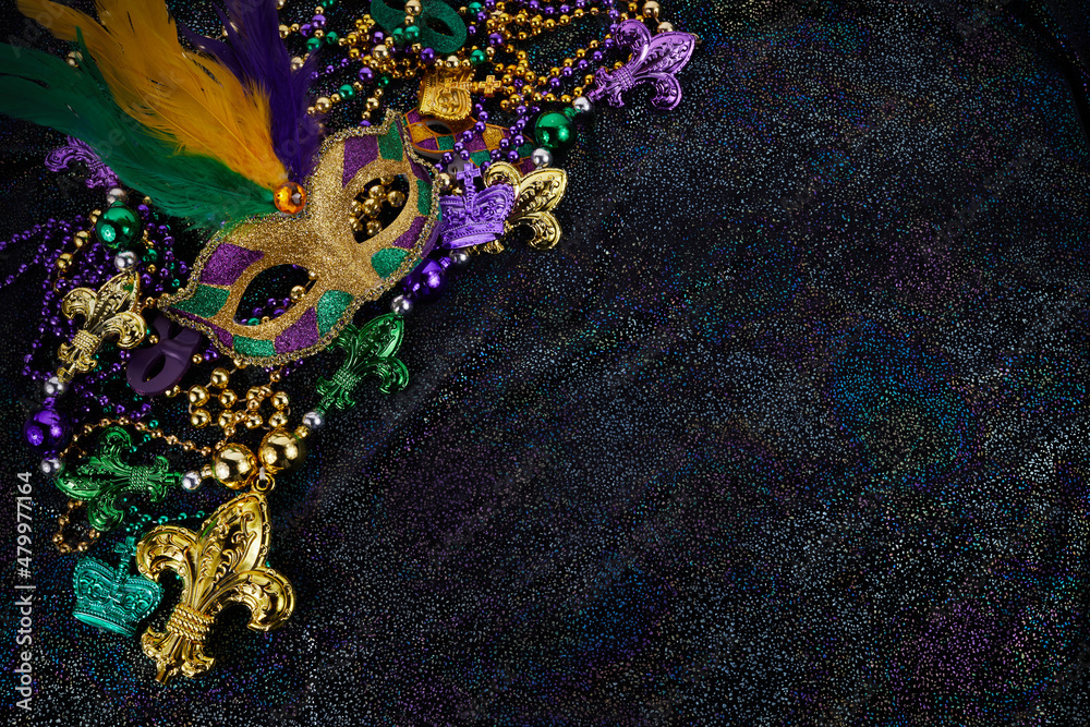Mardi Gras Mask and colorful Mardi Gras Beads Background - obrazy, fototapety, plakaty 