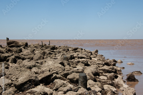 orilla de rio con acantilado de piedras photo