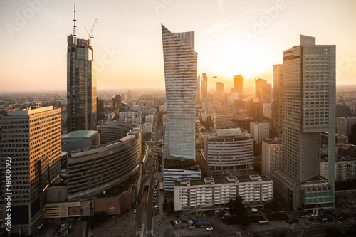 Nowoczesne wieżowce w Warszawie podczas zachodu słońca, Polska 