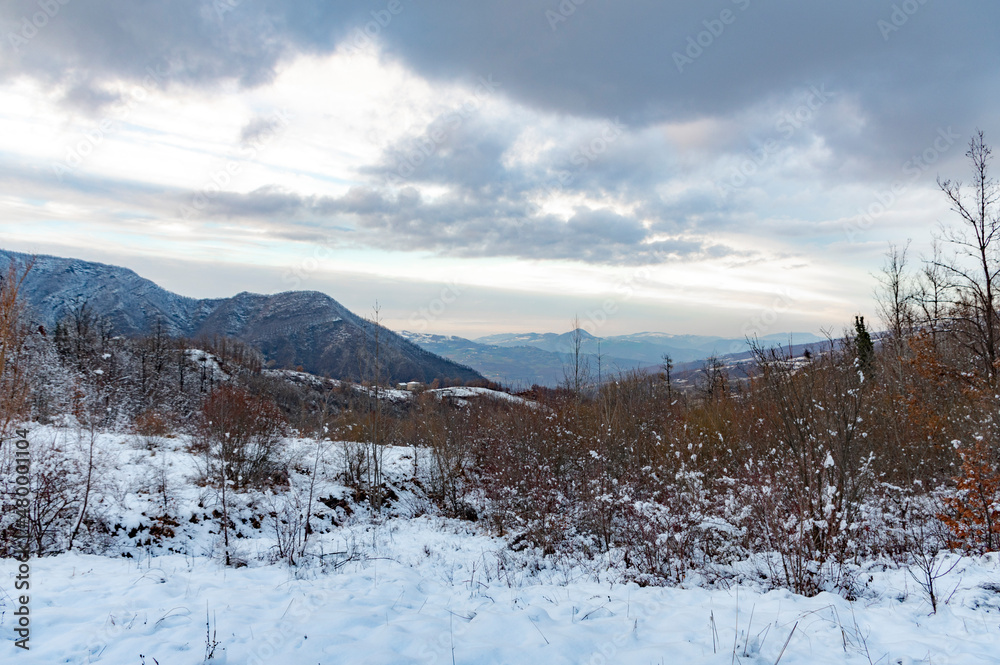 Paesaggio con la neve in gennaio in Appennino Paesaggio con la neve in gennaio in Appennino