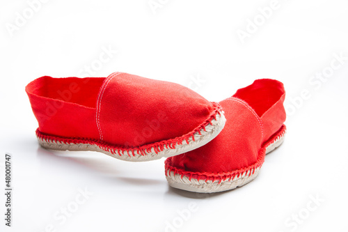 Rote Stoffschuhe isoliert auf weissem Hintergund