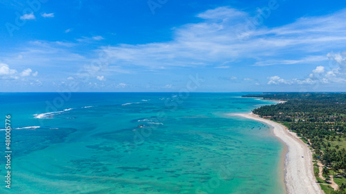 Praia com piscinas naturais e água cristalina vista de drone © Edilson