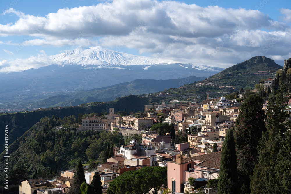 Vue sur l'Etna depuis le théâtre de Taormina, Sicile