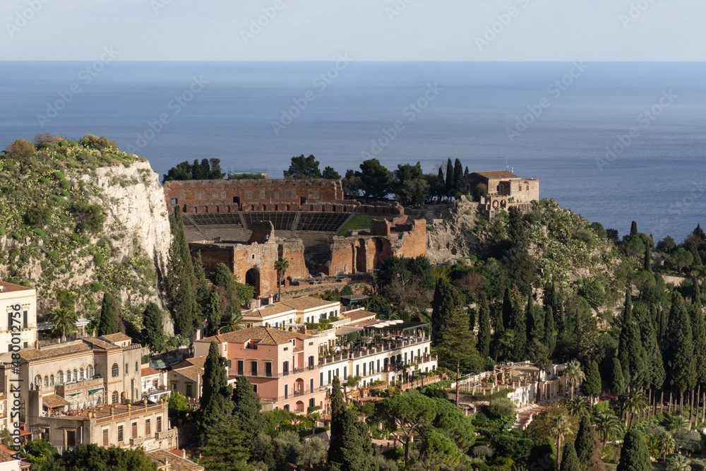 Vue panoramique sur Taormina et son  ancien théâtre, Sicile