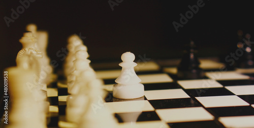 jeu d'échec couleur crème avec pion blanc en avant