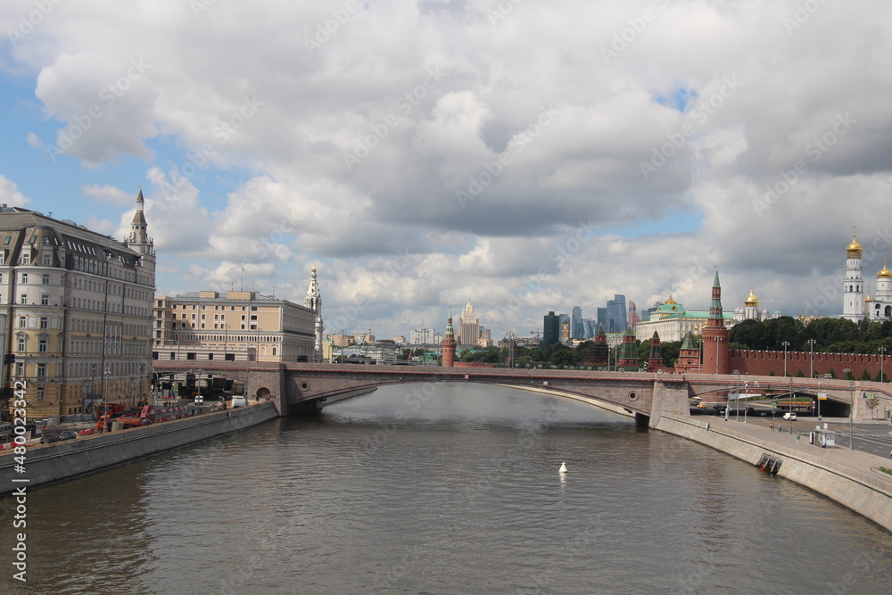 2021 moscow kremlin view from the floating bridge
