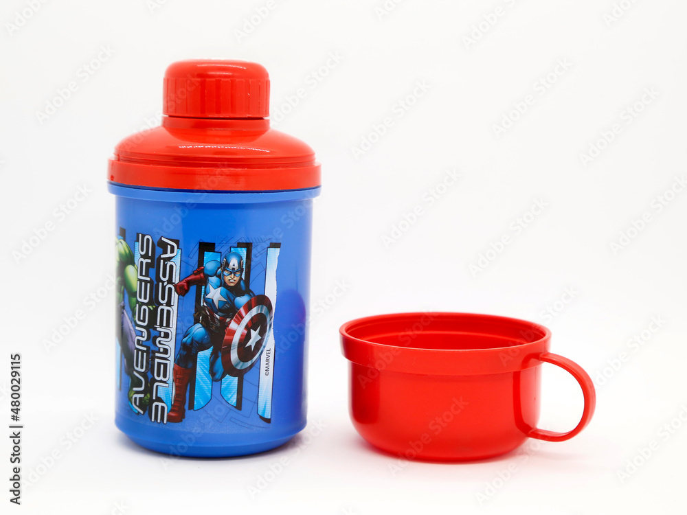 Naklejka premium Thermos for children's drinks. Plastic bottle with glass included. School supplies. Spider-Man. Avengers Assemble. Captain America. Toy. Comic. Movies. Peter parker. Superheroe. Super heroes.