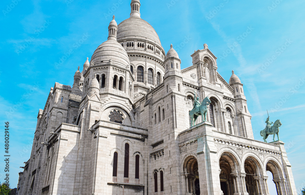 Vista exterior de la basílica del sagrado corazón en Paris, de estolo neobizantino, Francia