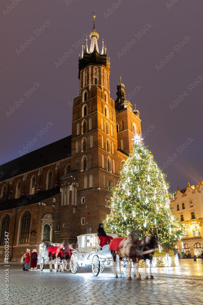 Nocny widok na Rynek Główny w Krakowie z choinką i Kościołem Mariackim, Polska