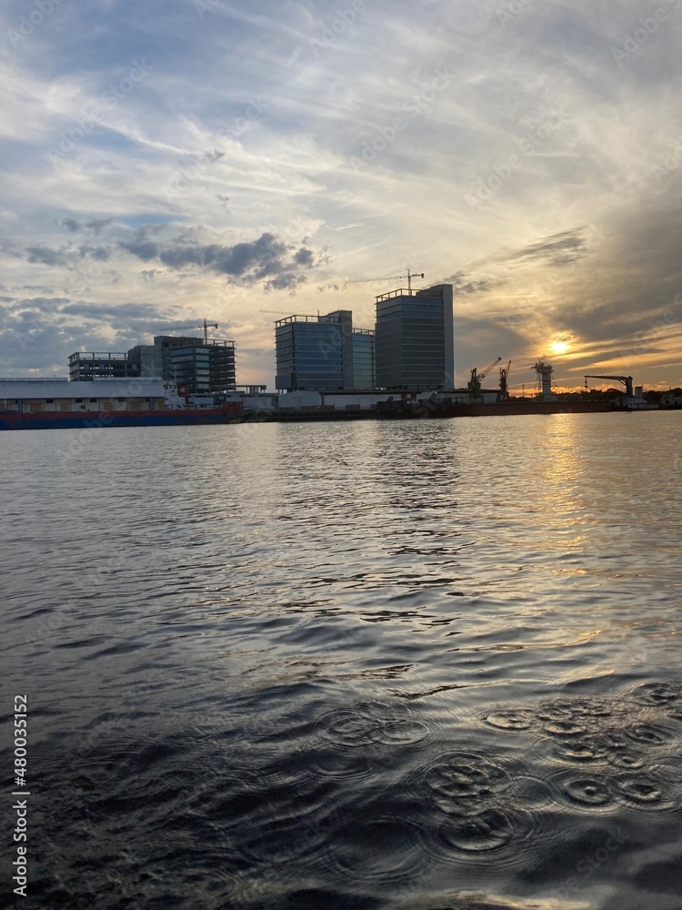 Obraz premium sunset over the city