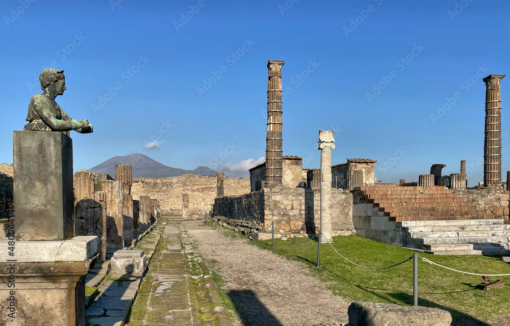 Säulen des Apollo-Tempels und Statue der Göttin Diana in den Ausgrabungen Pompeji mit dem Vesuv im Hintergrund, Pompei, Italien