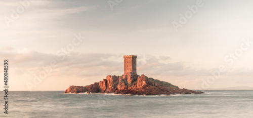 L'île d'Or appartient à la commune française de Saint-Raphaël, dans le département du Var. Cette île fait face à la plage du Débarquement et aurait inspiré Hergé pour un album de Tintin