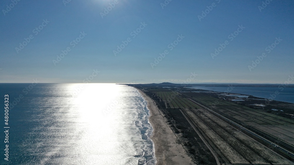 Survol de Sète, de l'étang de Thau et des plages du Languedoc dans le sud de la France