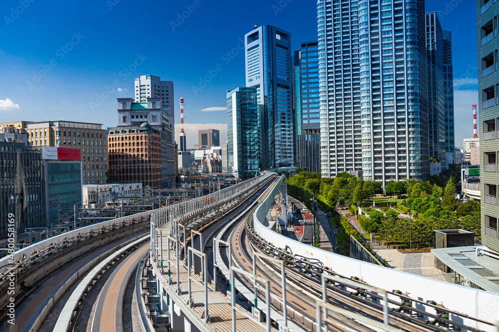 Naklejka premium Railroad along the skyscrapers in Tokyo