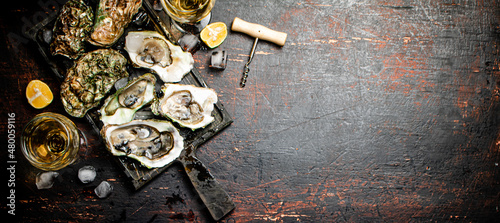 Foto Raw oysters with ice on an cutting board