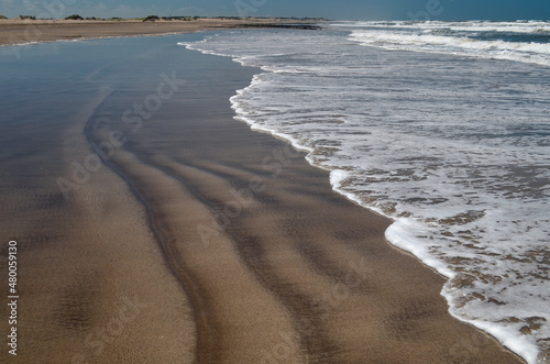 Hermoso efecto de ondas en la arena que quedan al irse las olas del mar.