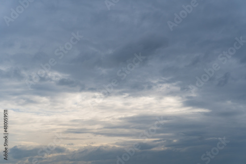 Scena con il cielo grigio con le nuvole cupe d'inverno a Gennaio e con il sole che si intravede dalle nuvole. Ambiente. Clima. Tempo.