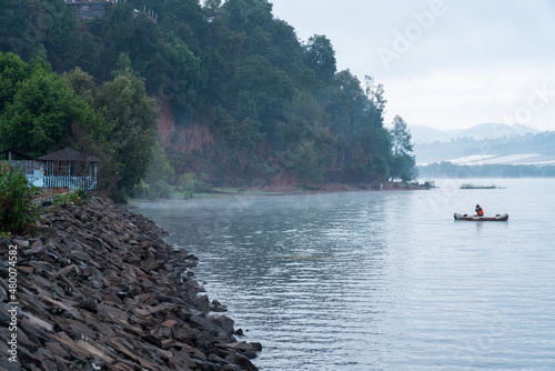 pescando a la orilla de lago
