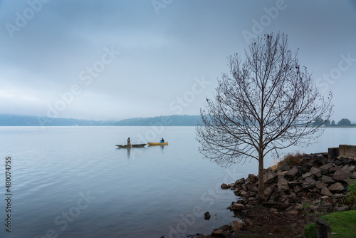 pescadores en lago