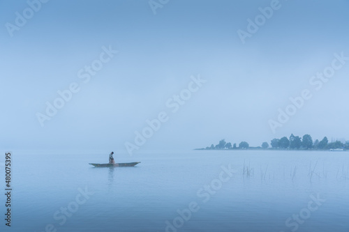 Pescador en neblina