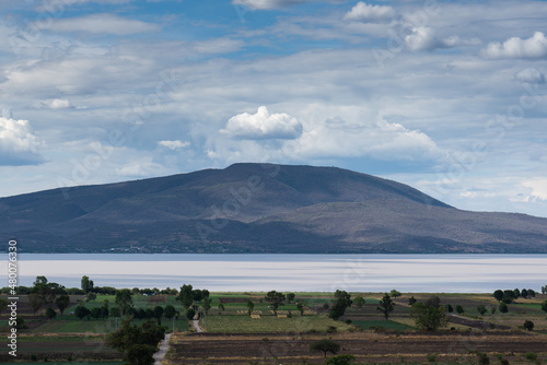 Montaña y lago