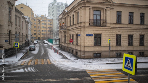 The first snow in the city at the crossroads is expensive