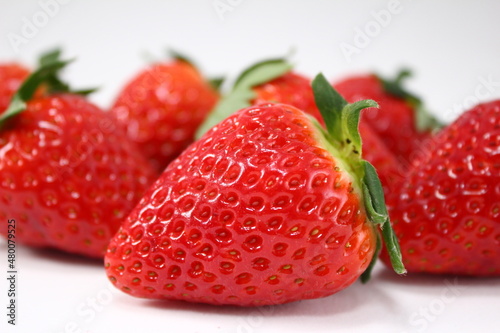 Wallpaper Mural 真っ赤ないちごアップ（スタジオ撮影・背景白）
 Torontodigital.ca