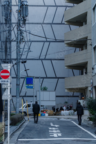 幾何学模様の壁と街の風景 東京、赤坂2丁目