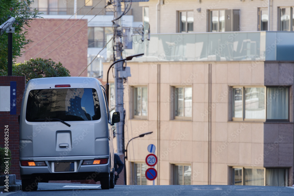 Fototapeta premium はたらく軽トラック 東京、赤坂7丁目の街の風景 港区、東京、日本