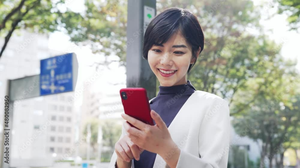 街でスマホを使う女性 街でスマホを使う女性