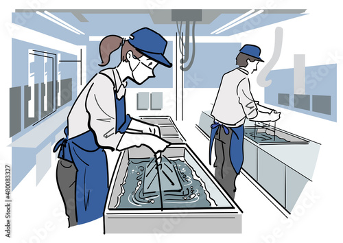 メッキ塗装の作業をする女性従業員