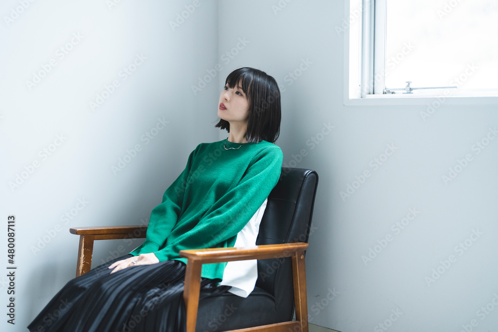 部屋でリラックスしている女性