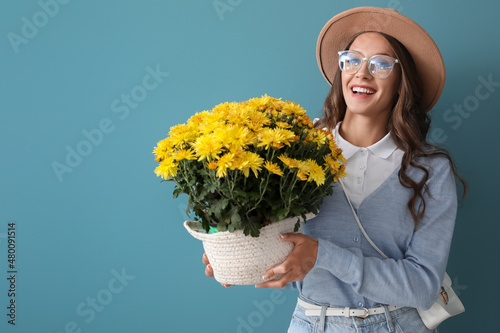 Young fashionable woman hol...