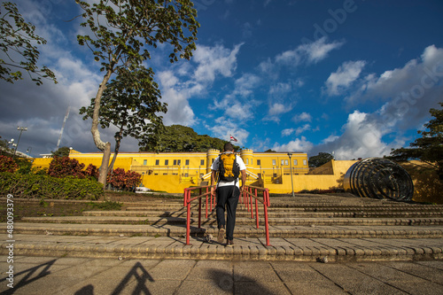 Foto adult tourist walking down the steps of a public park in the center of the city