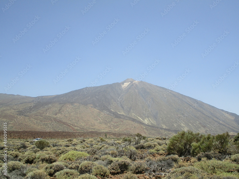 Dieses Bild zeigt einen Vulkan inmitten einer öden Trockenlandschaft.