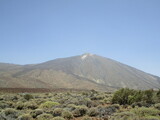 Dieses Bild zeigt einen Vulkan inmitten einer öden Trockenlandschaft.