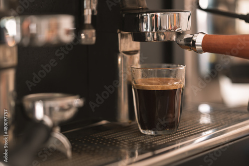 Foto espresso machine pouring espresso