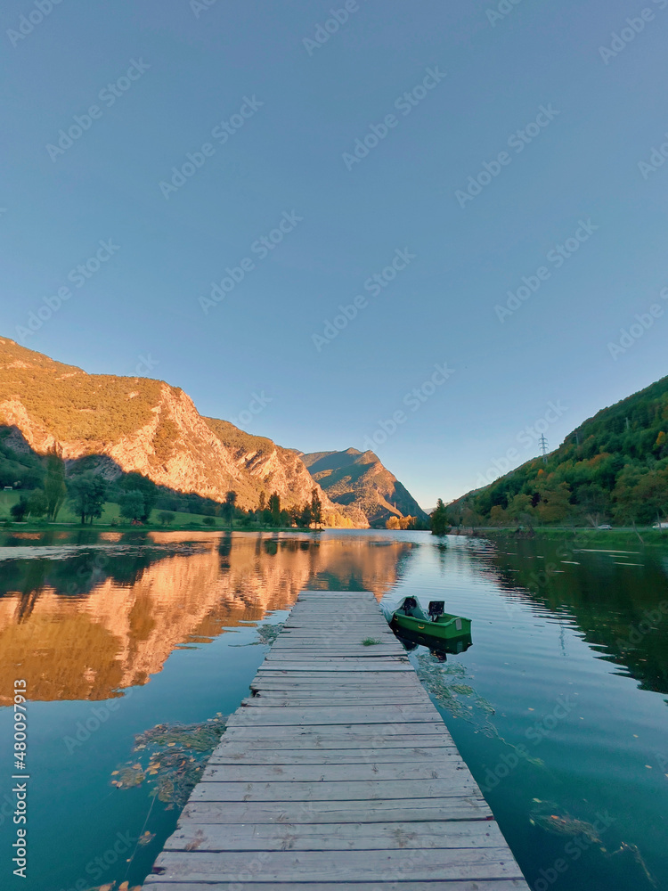 Paisaje junto al estanque de la Noguera Pallaresa en la región de Pallars-Sobirà, situada en la provincia de Lleida, Cataluña (España). Preciosa zona natural a muy pocos pasos del Parque Aigüestortes