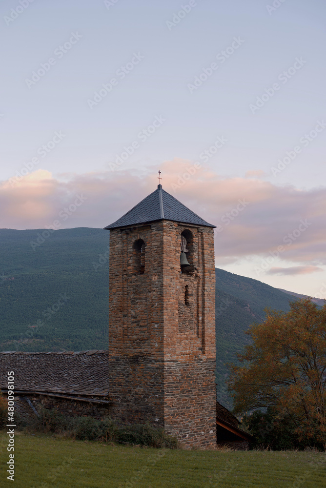 Población de montaña llamada Surp en el norte de la provincia de Lleida, España. Situada en la región del Pallarse-Sobirà, pueblo Rústico muy bonito y muy cerca del Parque de Aigüestortes.