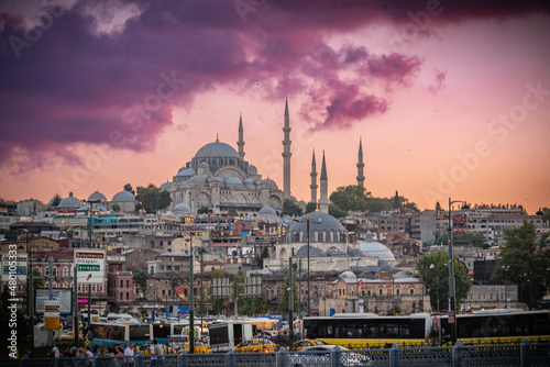 Título	
imágenes espectaculares del cuerno de oro en Estambul	
