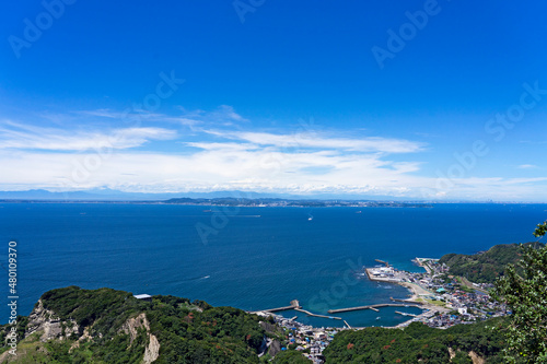 Fototapeta Naklejka Na Ścianę i Meble -  見下ろす海と港町