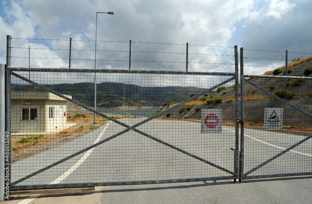 Le barrage de la rivière Aposelemis dans la vallée d'Avdou près d'Hersonissos en Crète Le barrage de la rivière Aposelemis dans la vallée d'Avdou près d'Hersonissos en Crète