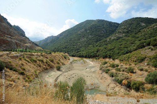 Le barrage de la rivière Aposelemis dans la vallée d'Avdou près d'Hersonissos en Crète photo