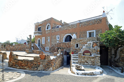 Maison bourgeoise à l'écomusée Lychnostatis à Hersonissos en Crète photo