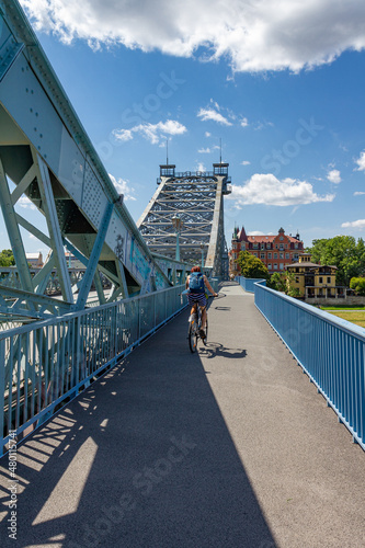 Obraz na płótnie Ein Wahrzeichen in Dresden. Die Brücke das Blaue Wunder. w salonie